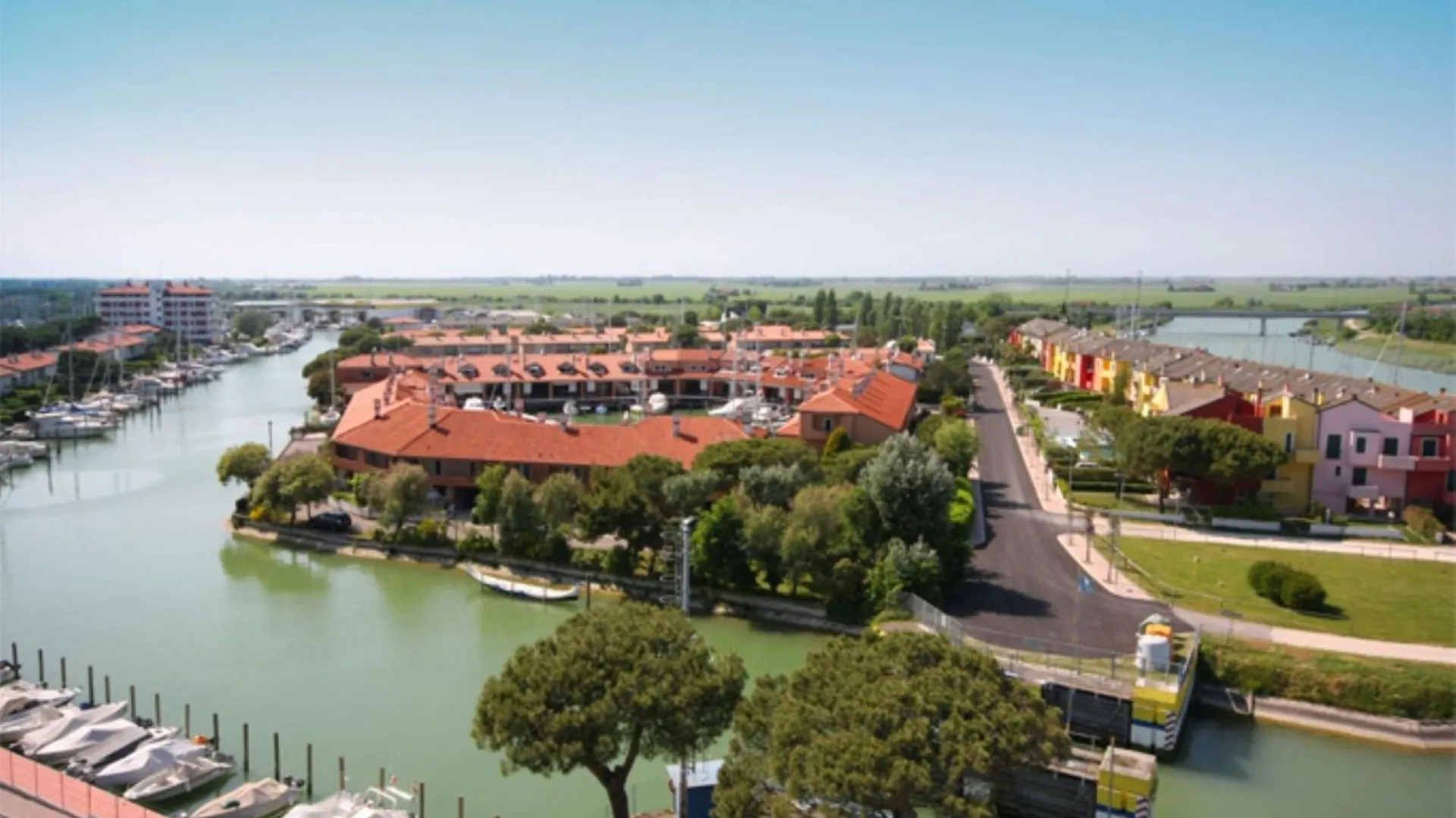 Modern Poolside Stay With Balcony Caorle Olaszország